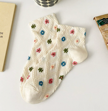 Load image into Gallery viewer, Colorful Daisy Flower Embroidery Socks
